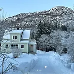 Arctic Photo Retreat Lofoten - Lakehouse Bjorkly *