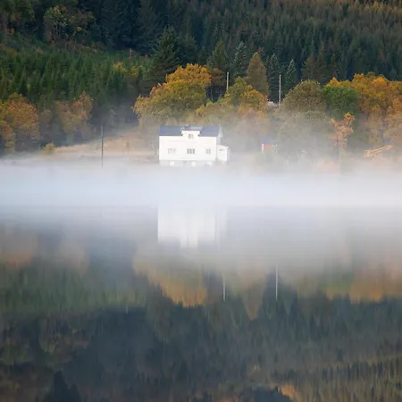 Lakehouse Bjorkly - Arctic Photo Retreat Lofoten Feriehus *